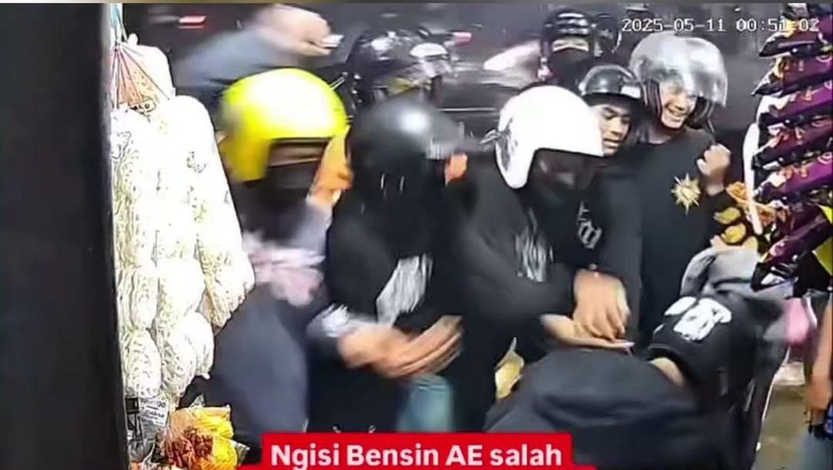 Video: Heboh 2 Remaja Dikeroyok Rombongan Pesilat Saat Isi BBM di Madiun