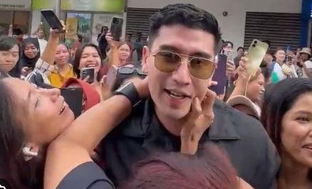 Ibu-Ibu di Singapura Diduga Mabuk Cium Verrell Bramasta