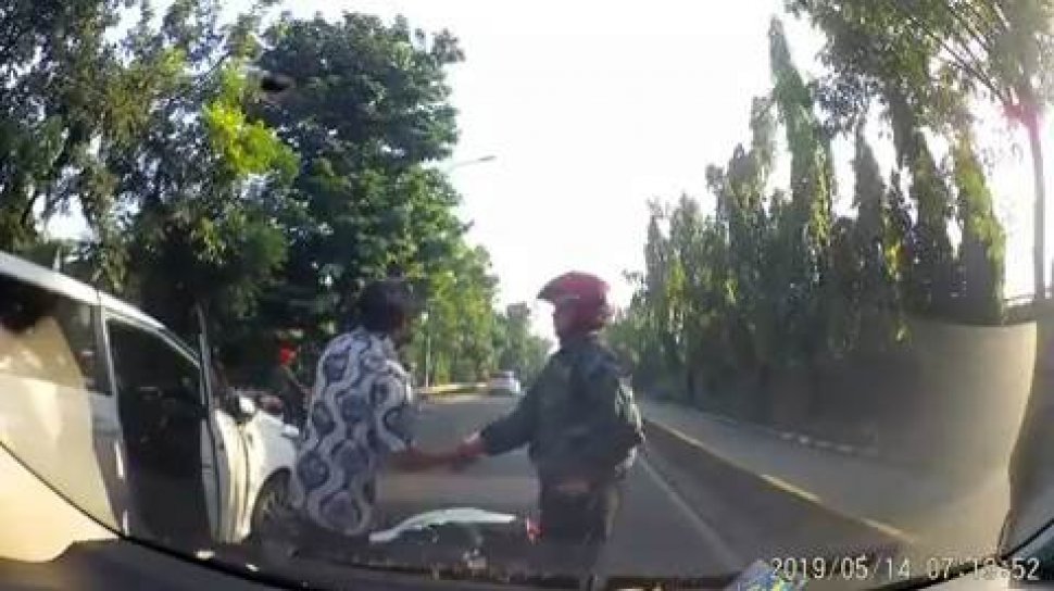 Insiden Pemobil vs Pemotor di Jalan: Penjelasan Detail