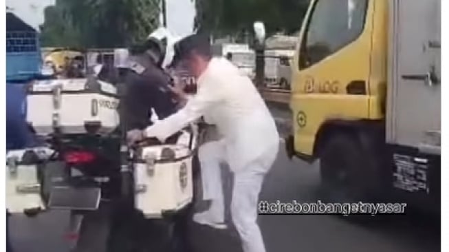 Momen Dedi Mulyadi Turun dari Mobil dan Naik Motor Tanpa Helm Kena Tilang