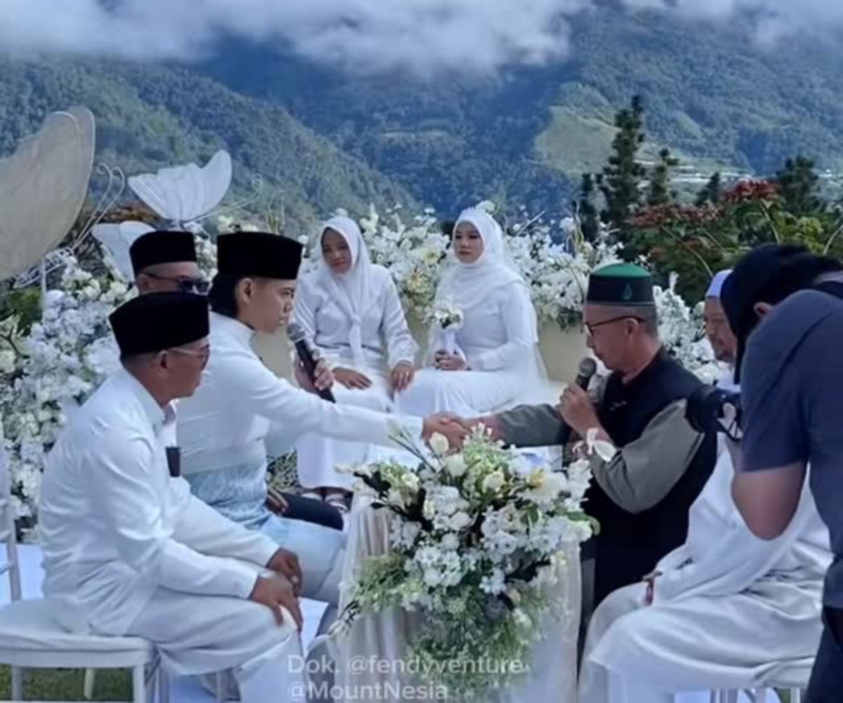 Pasangan Gelar Nikah di Atas Awan dengan Latar Gunung Kinabalu