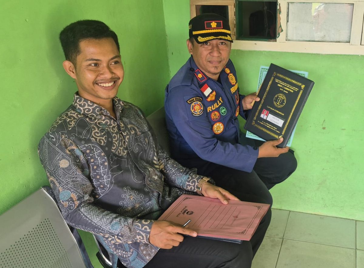 Petugas Damkar Bantu Ambilkan Rapor Siswi, Raih Peringkat 2