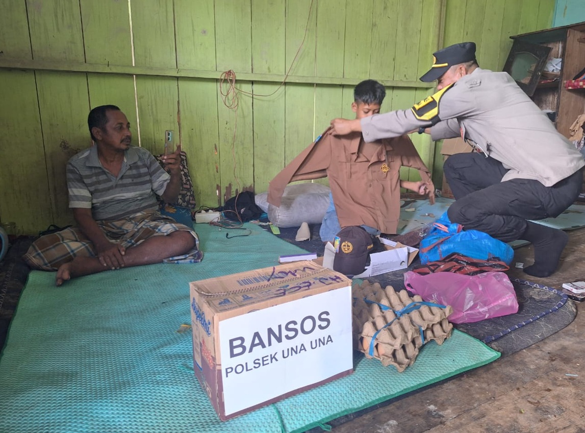 Polisi Bantu Bocah Terancam Putus Sekolah Akibat Ayah Lumpuh