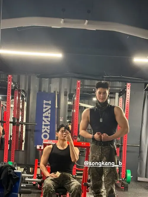 Potret Song Kang dan V BTS di Gym Sebelum Wamil