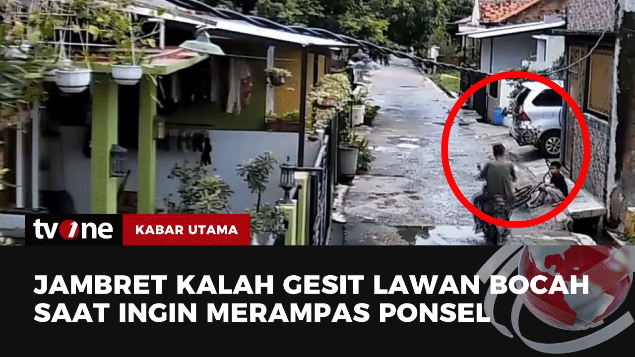 Rekaman CCTV: Jambret Gasak Ponsel Jurnalis di Halte Balai Kota Jakarta
