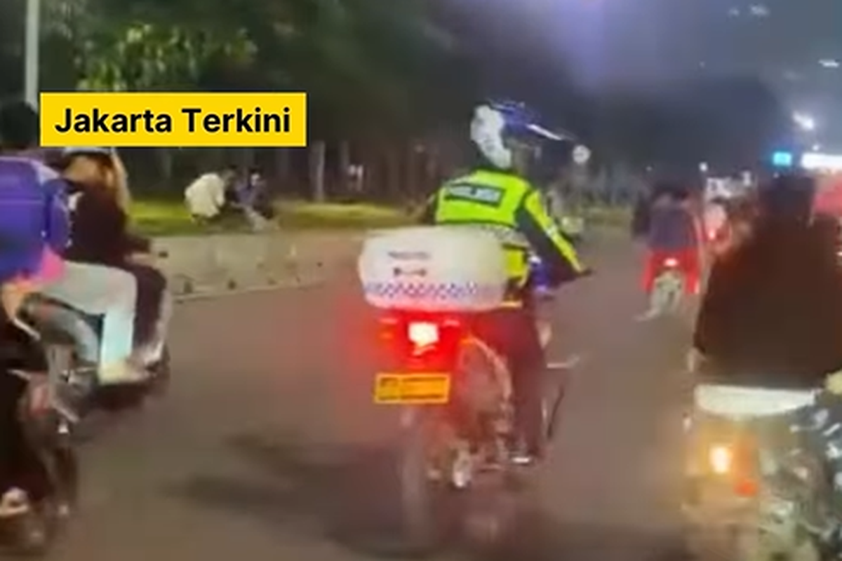 Rombongan Pemotor Tanpa Helm Melintas Jalan Jenderal Sudirman