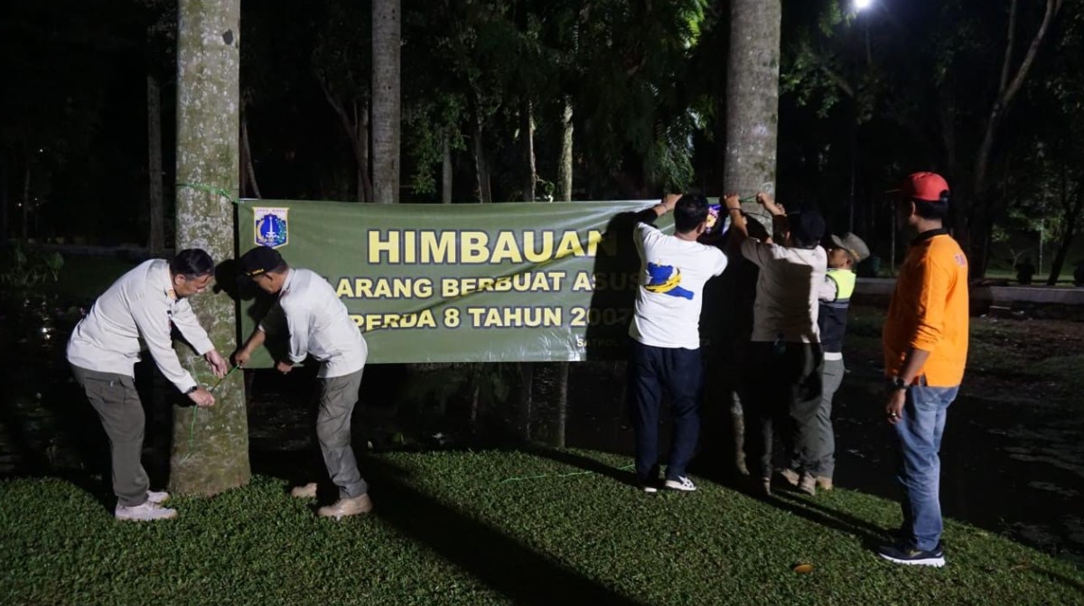 Taman Langsat Jaksel Jadi Tempat Mesum, Satpol PP Pasang Spanduk Larangan