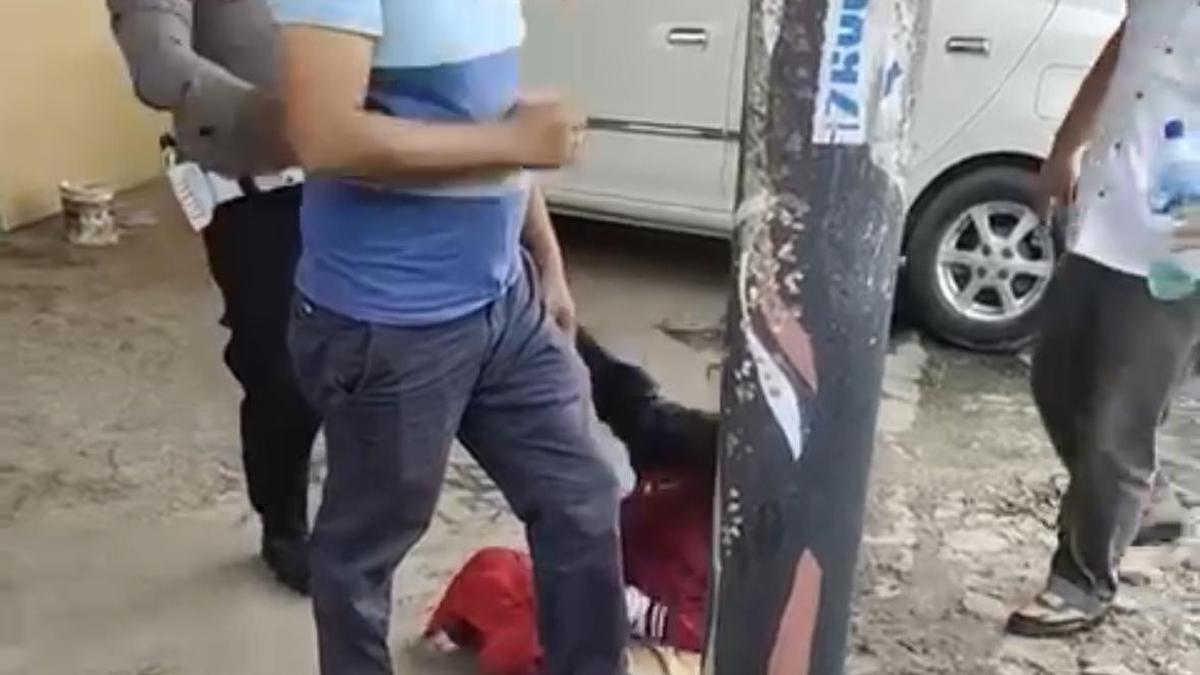 Video Pria Berseragam Polisi Tendang Wanita di Labuhanbatu Sumut