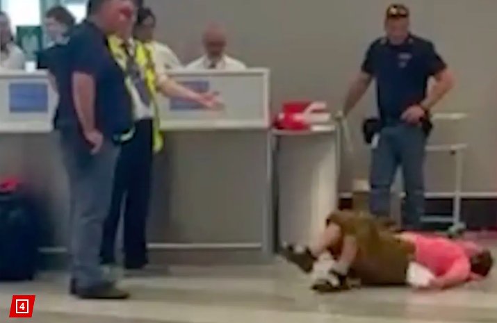 Viral Penumpang Guling di Bandara Usai Ditegur Koper Berat