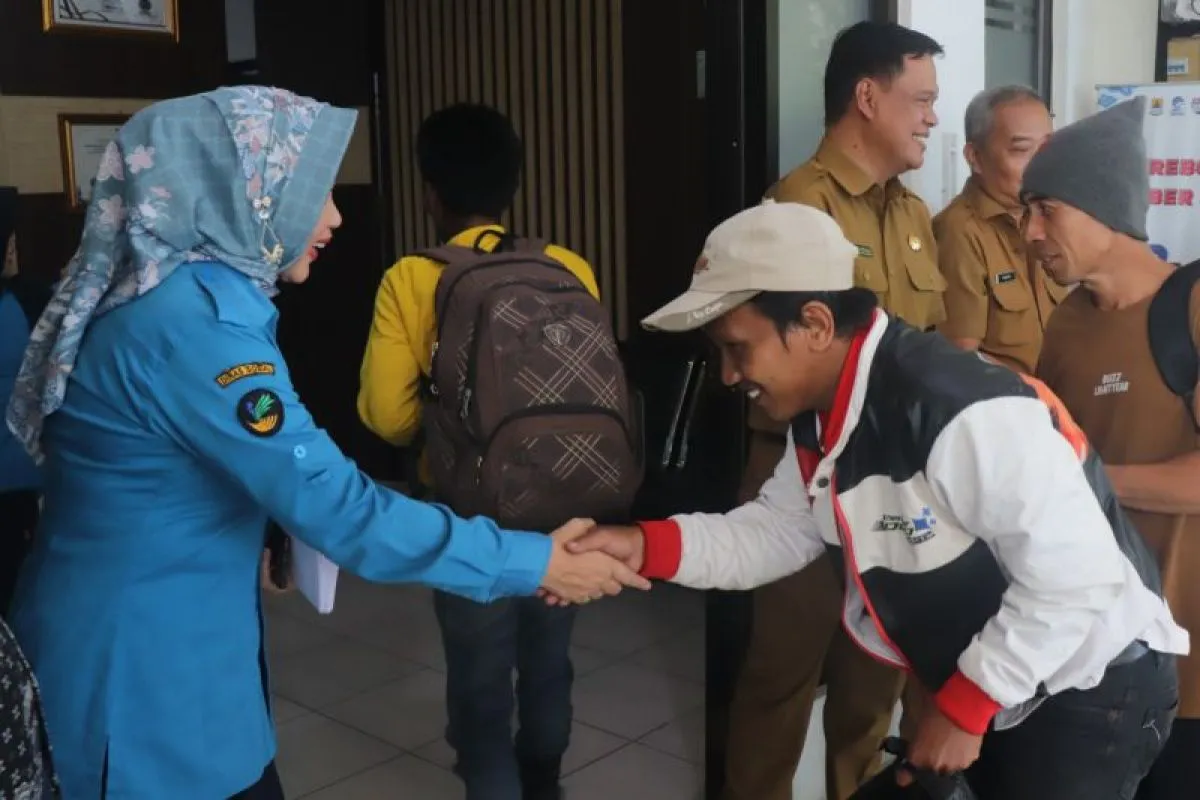 25 Warga Cirebon Terlantar Usai Gagal Kerja di Pabrik Mobil Listrik