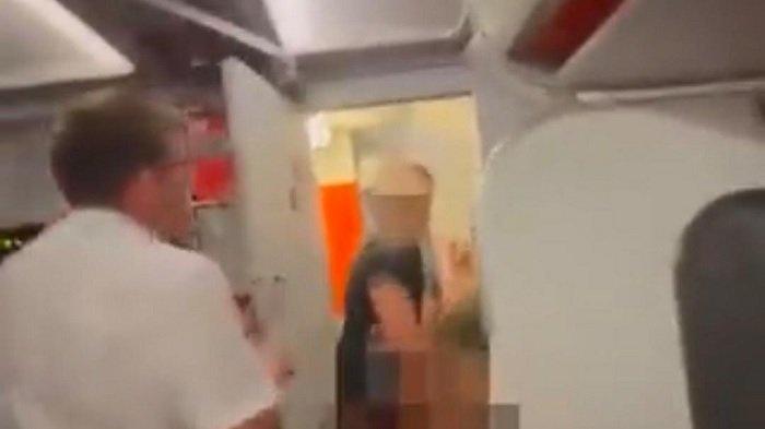 Pasangan Mesum Terekam Kamera di Toilet Pesawat selama 36 Detik
