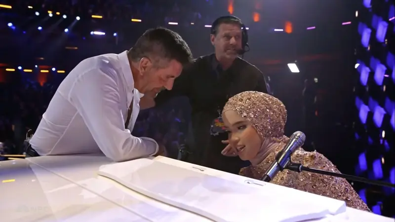 Putri Ariani dan Simon Cowell Lolos ke Final America’s Got Talent