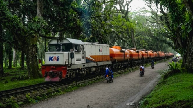 KAI Sumut Capai Ketepatan Keberangkatan KA Barang 98 Persen