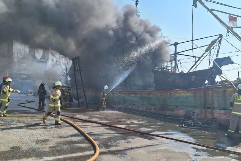 Kerugian Kebakaran Kapal di Muara Baru Diperkirakan Rp2,75 Miliar