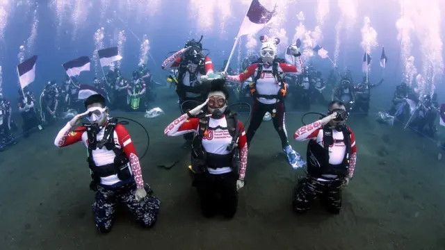 Pemda Maluku Utara dan WASI Gelar Pengibaran Merah Putih di Bawah Laut