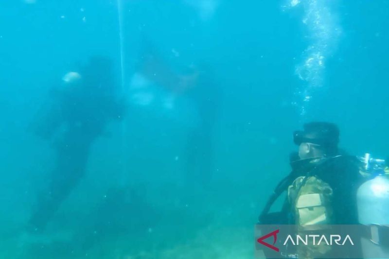 Prajurit Kodaeral VI Kibarkan Bendera Merah Putih di Bawah Laut