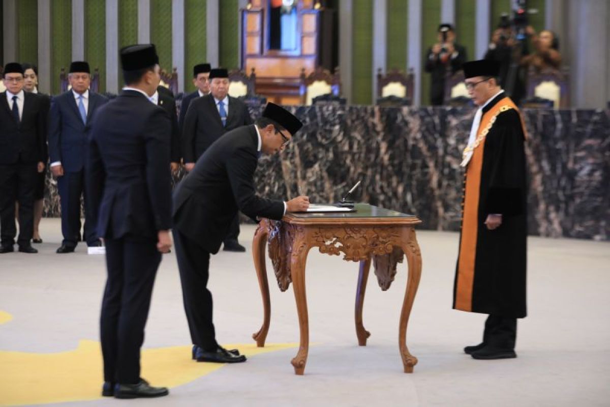 Juda Agung Dilantik sebagai Anggota DK OJK Ex-officio BI