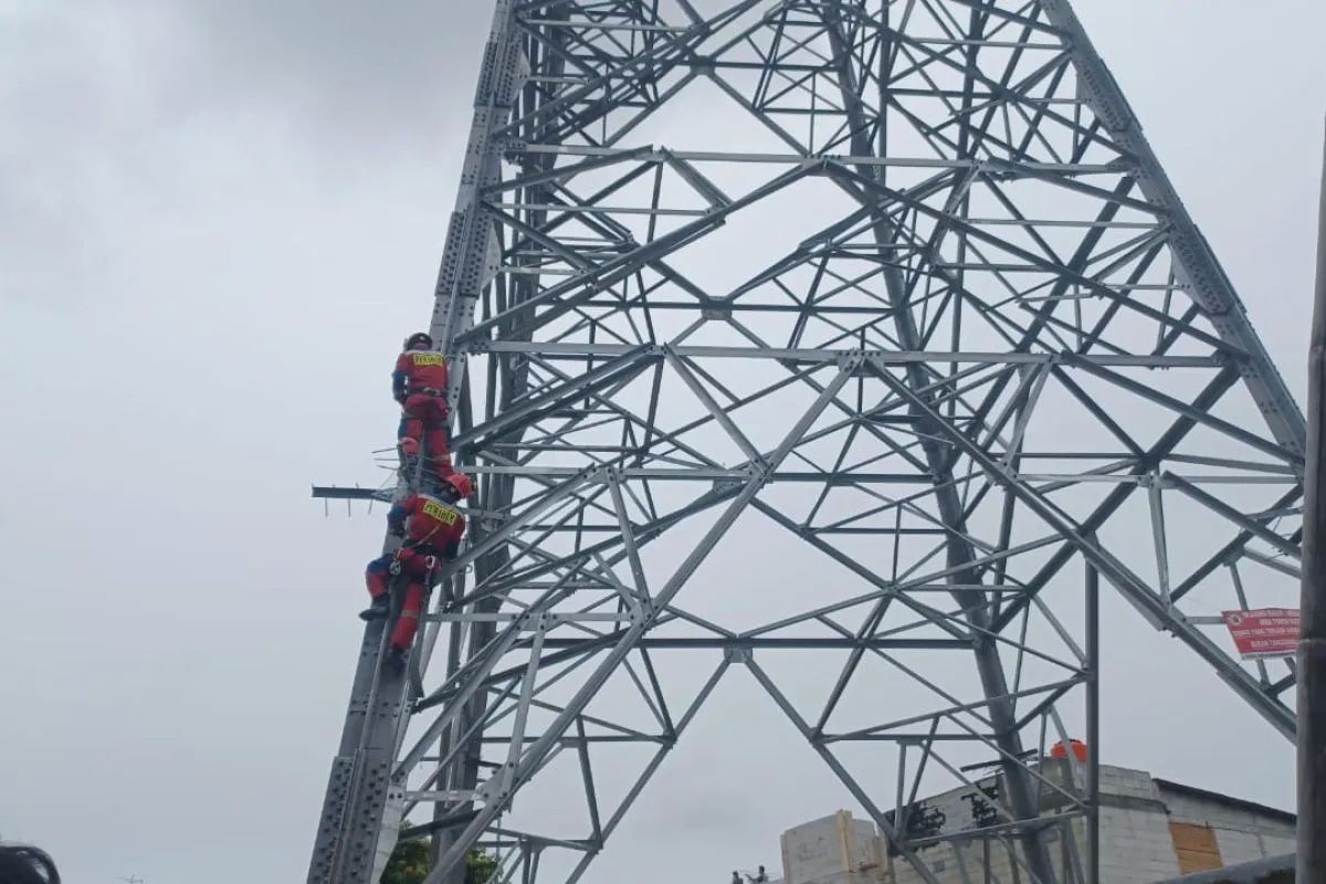 Pemuda Aceh Naikkan Diri di Menara SUTET Jakarta Utara